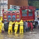 मुंबई में बारिश से बदतर हालात, 21 लोगों की मौत, बाढ़ में फंसे कई यात्री, बारिश का रेड अलर्ट जारी