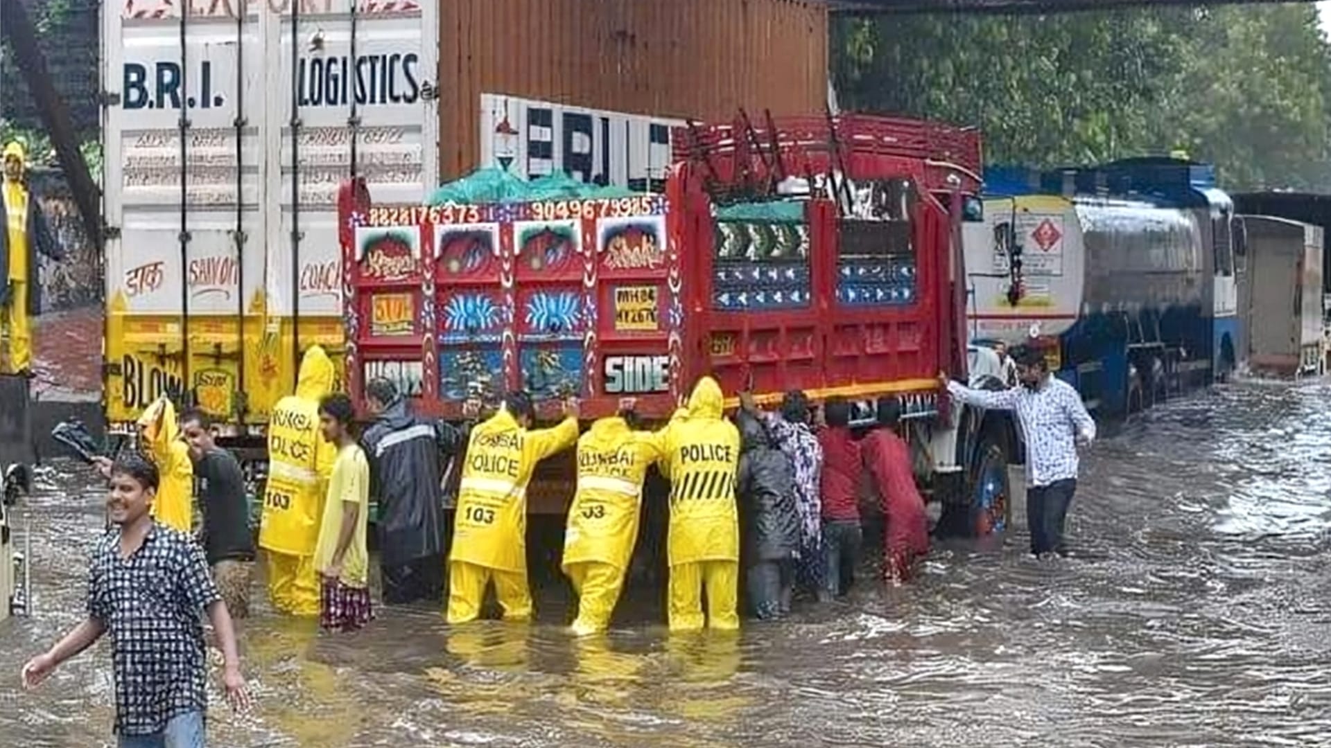 मुंबई में बारिश से बदतर हालात, 21 लोगों की मौत, बाढ़ में फंसे कई यात्री, बारिश का रेड अलर्ट जारी
