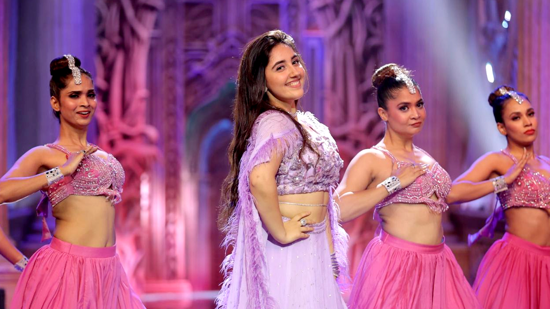 Bigg Boss 19: बिग बॉस के घर में एंट्री करने वाली पहली कंटेस्टेंट बनी अशनूर कौर