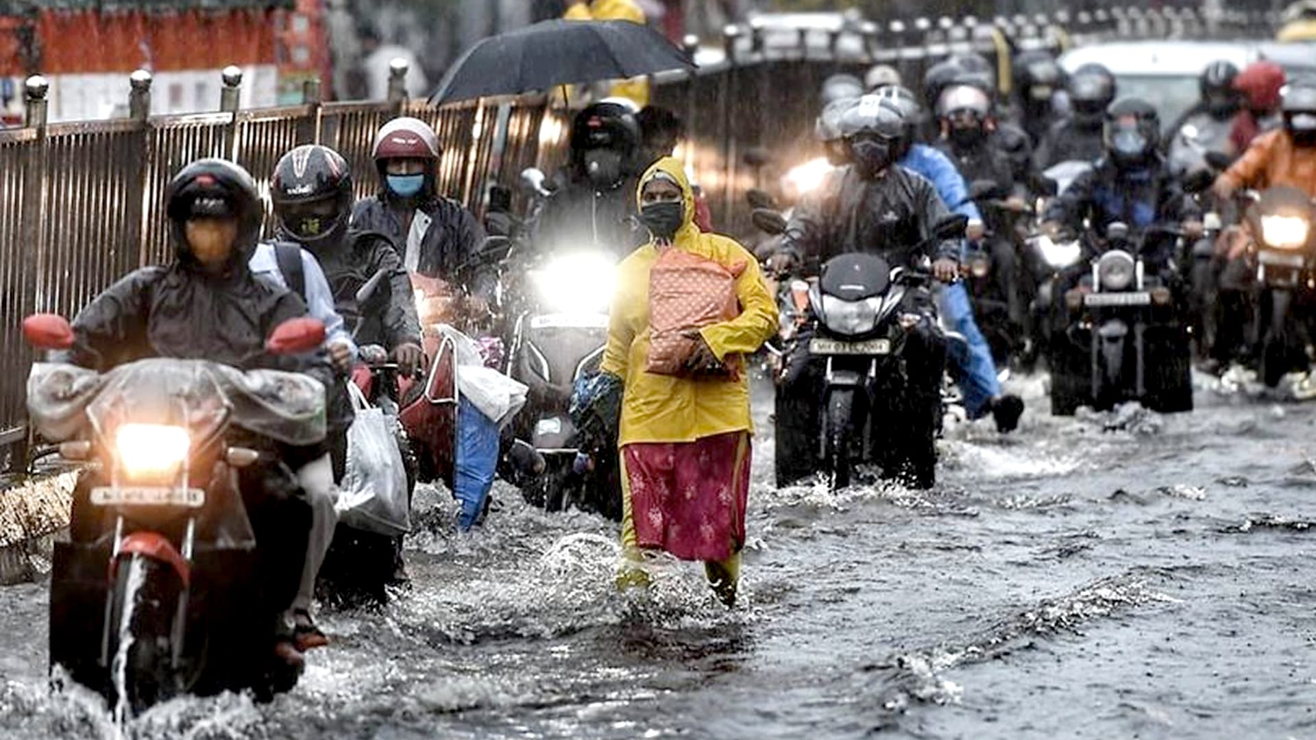 मूसलाधार बारिश से मुंबई बेहाल,जनजीवन ठप्प, अगले 12 घंटे भारी, राज्य में 7 लोगों की मौत