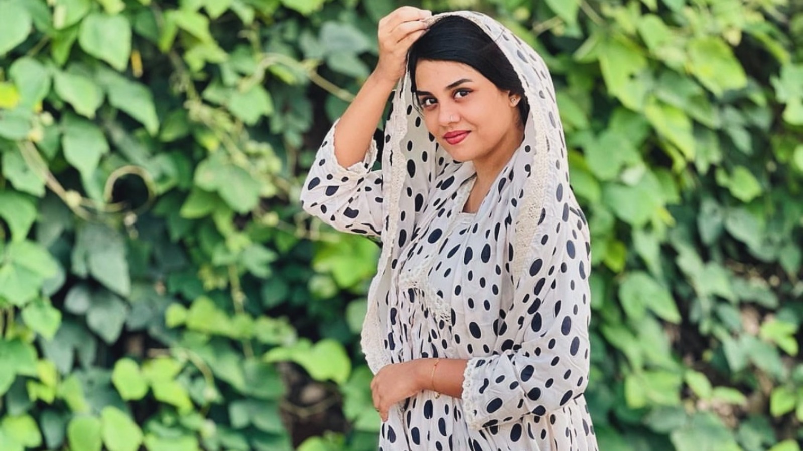 मंदिर के तालाब में पैर धोने के मामले में फंसी बिग बॉस की पूर्व कंटेस्टेंट जैस्मीन जाफर, जानिए क्या है पूरा मामला?