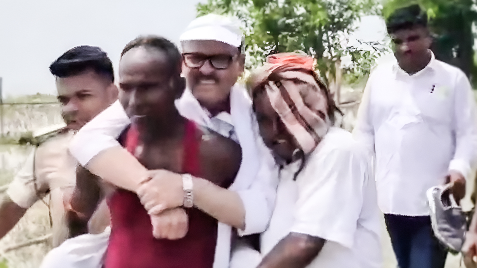 बिहार के कटिहार से अद्भुत तस्वीर,पब्लिक के कंधे पर बैठ सांसद तारिक अनवर ने किया बाढ़ प्रभावित क्षेत्र का निरीक्षण,जानिए क्या है पूरा मामला?