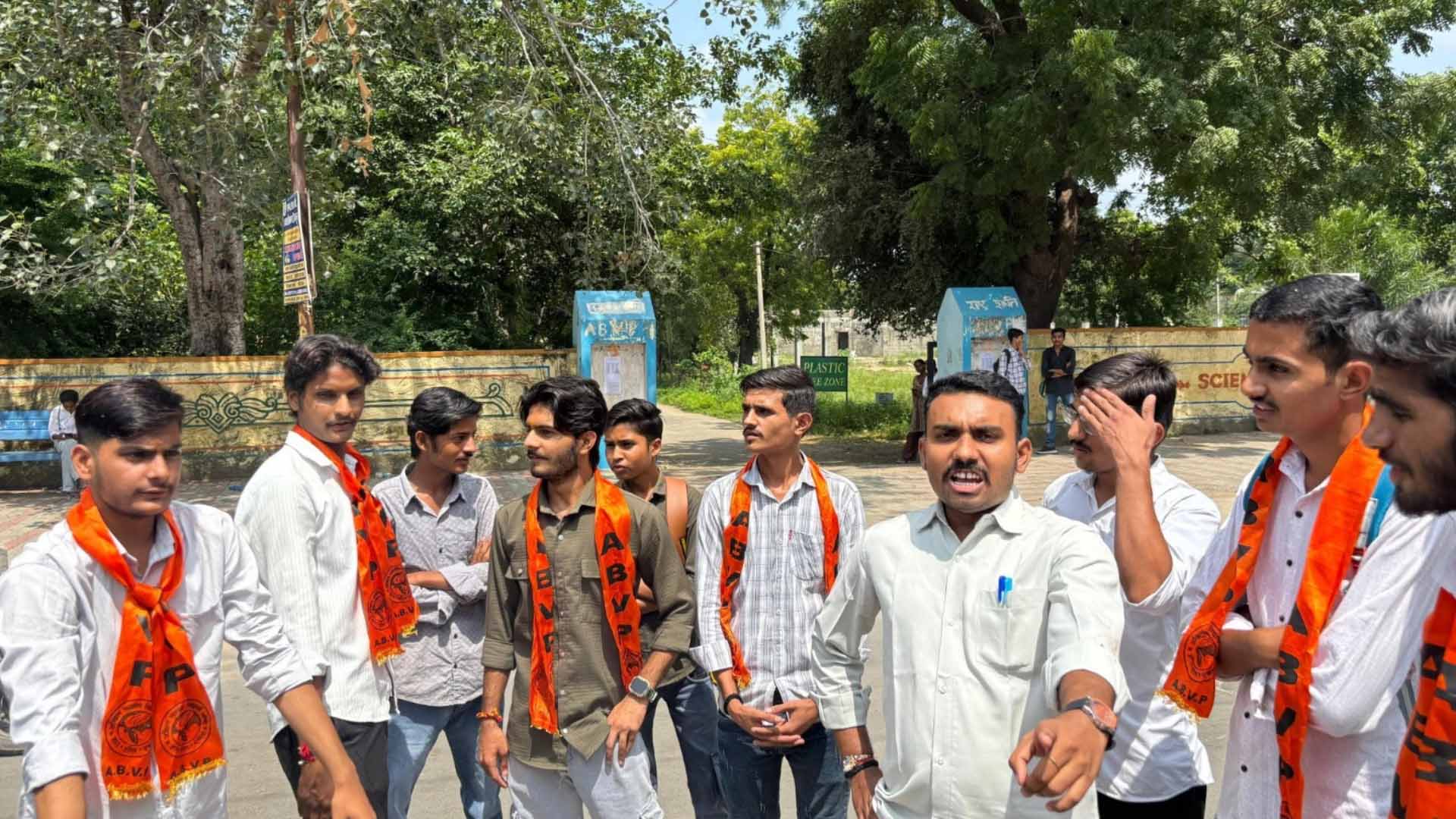औरंगजेब पर टिप्पणी से विश्वविद्यालय में बवाल, छात्रों ने की कुलपति के इस्तीफे की मांग