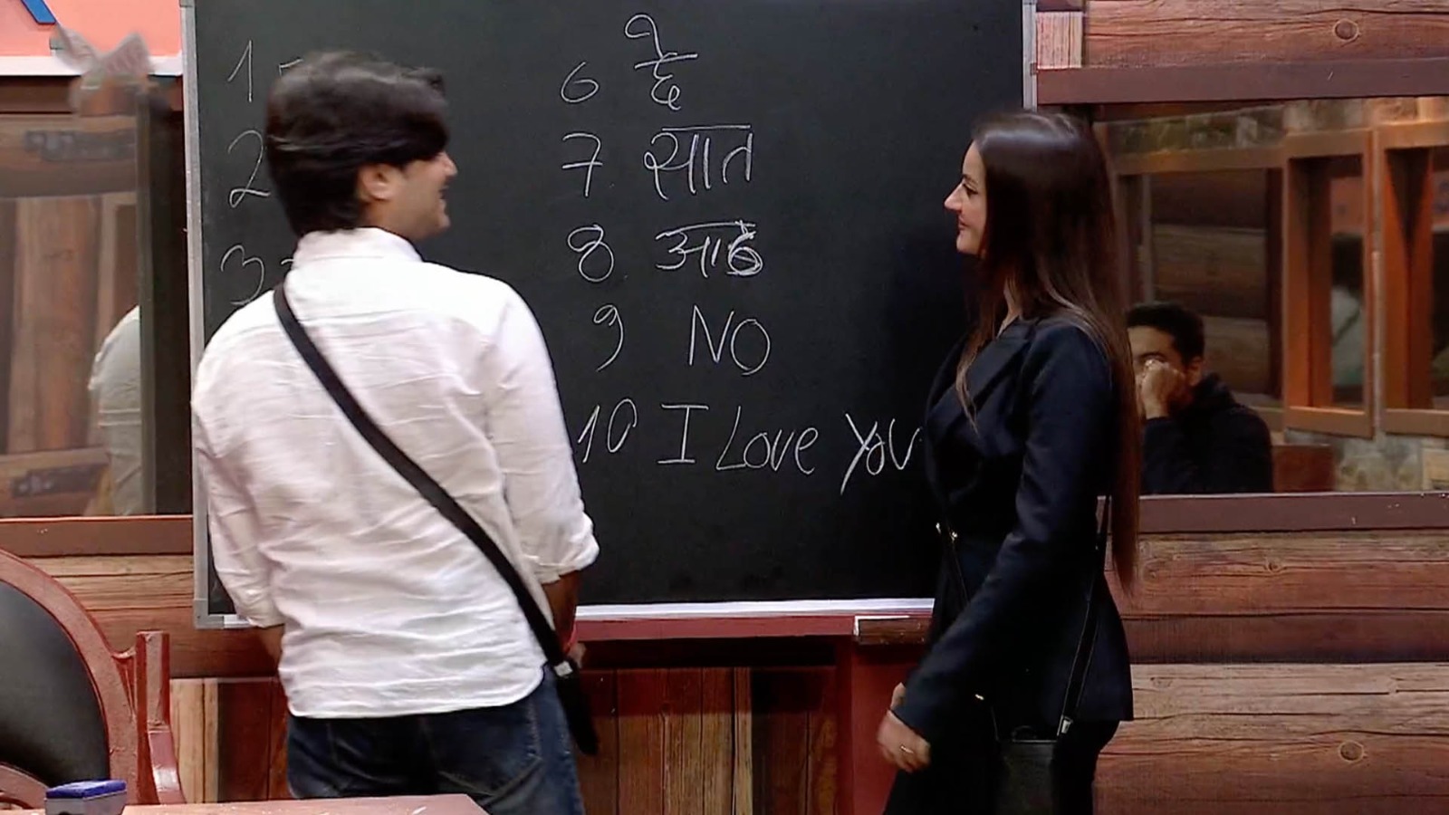 Bigg Boss 19: घर में खुला कोचिंग सेंटर, नतालिया ने घरवालों को सिखाई हिंदी, मृदुल ने अंग्रेजी में लिख दिया ‘I LOVE YOU’