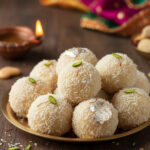 नारियल के लड्डू: कैसे बनाएं ये फलाहारी मिठाई जो बच्चों को भी आएगी पसंद