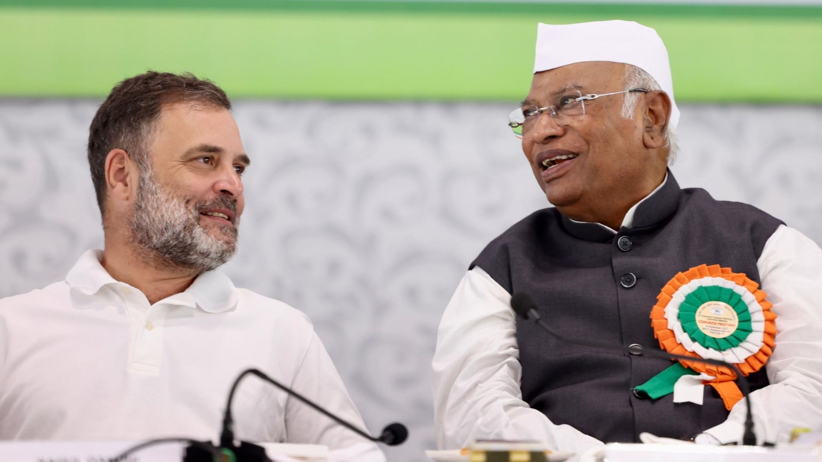 पटना मे कांग्रेस के CWC की बैठक! राहुल गांधी और मल्लिका अर्जुन खरगे ने किया पार्टी का झंडा तोलन, बिहार की सियासत में हलचल?