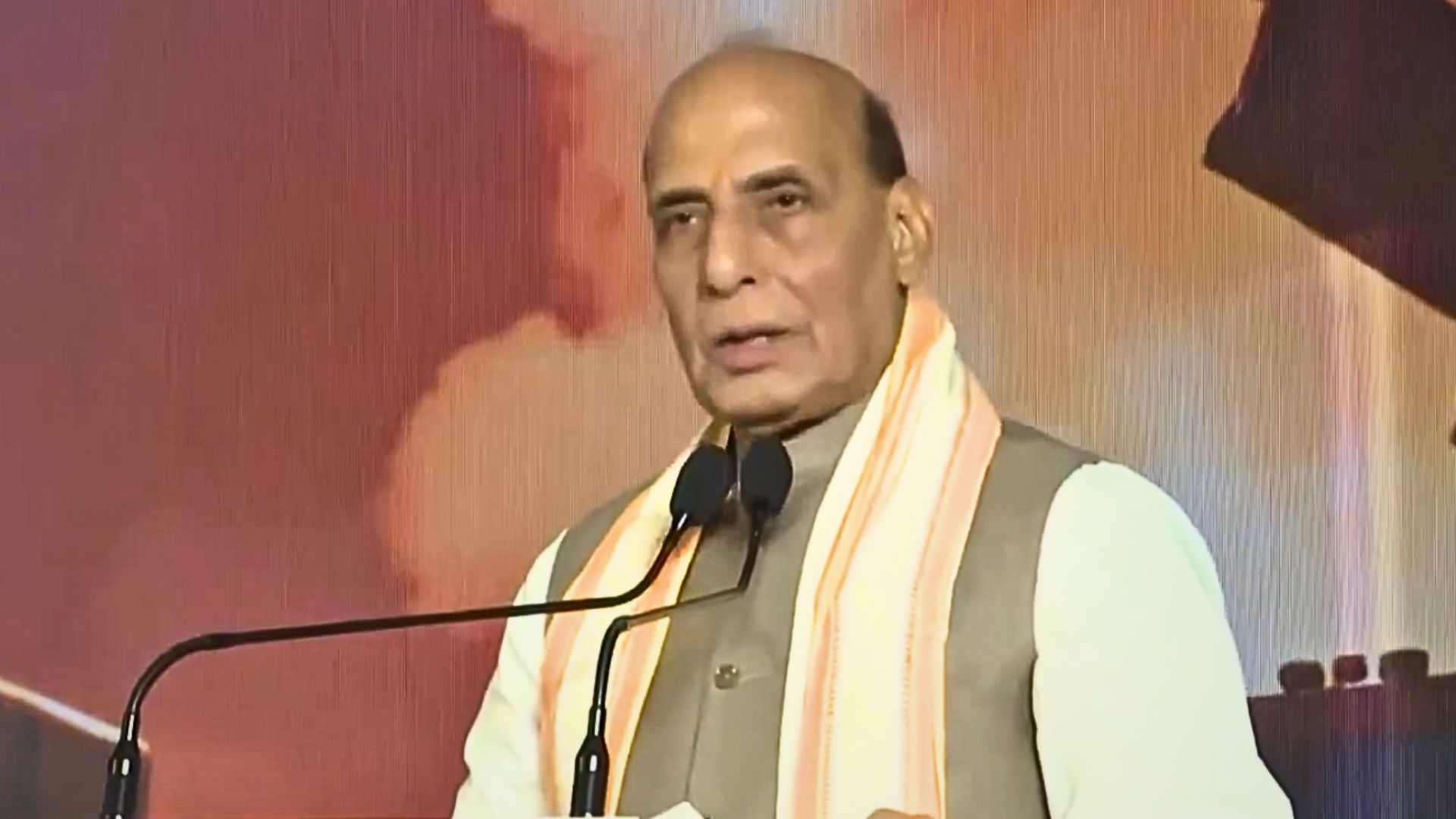 रक्षा मंत्री राजनाथ सिंह का सशस्त्र बलों से आह्वान, ‘अदृश्य चुनौतियों’ से निपटने की तैयारी जरुरी