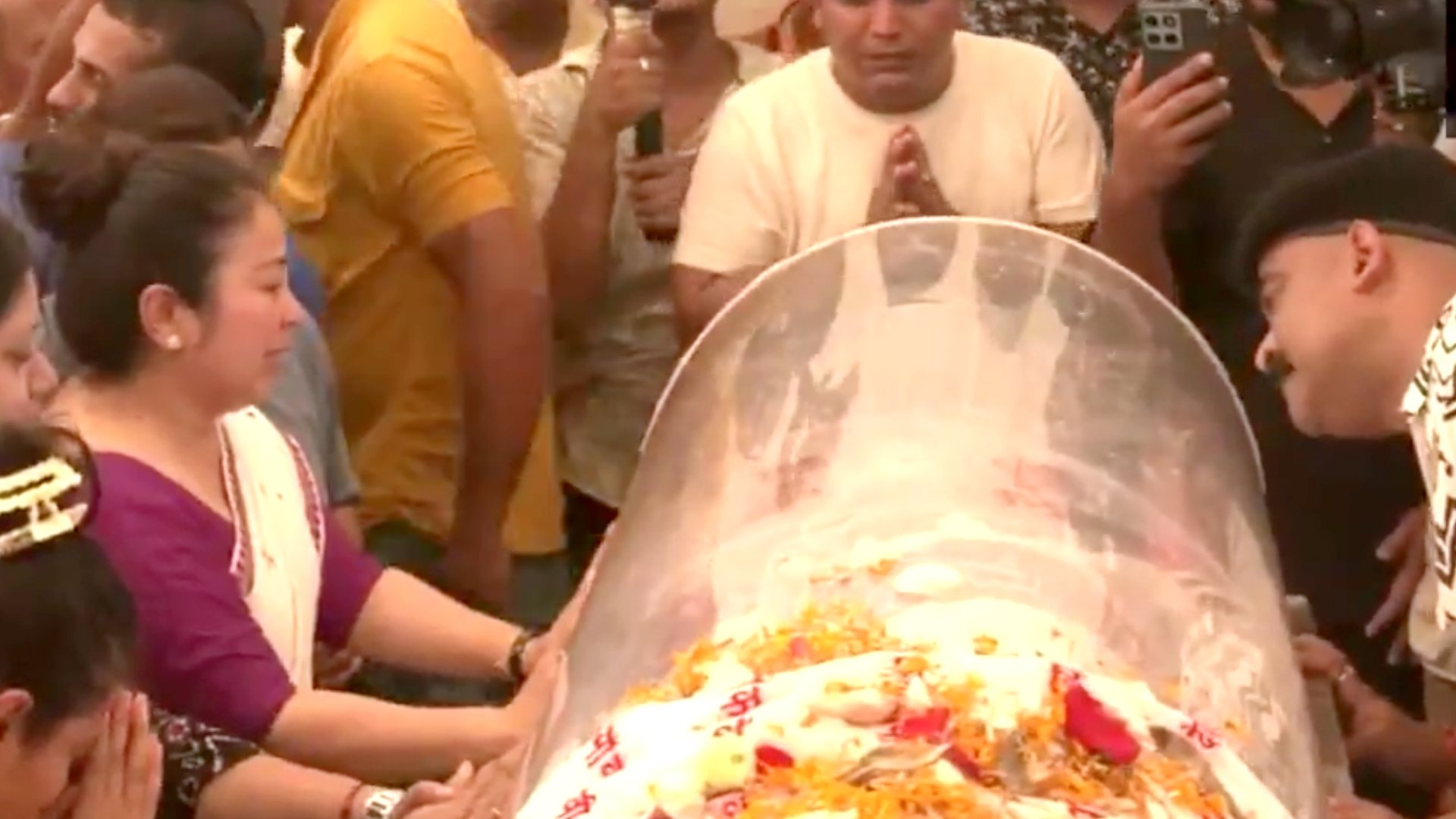 पंचतत्व में विलीन हुए सिंगर जुबिन गर्ग…पार्थिव शरीर से लिपट कर रोईं पत्नी गरिमा, जुबिन दा अमर रहें’ नारे के साथ फैंस ने दी अंतिम विदाई