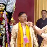 भक्ति में सराबोर सीआर पार्क, दुर्गा पूजा पंडाल में पीएम मोदी ने की आरती, मां काली के भी किए दर्शन