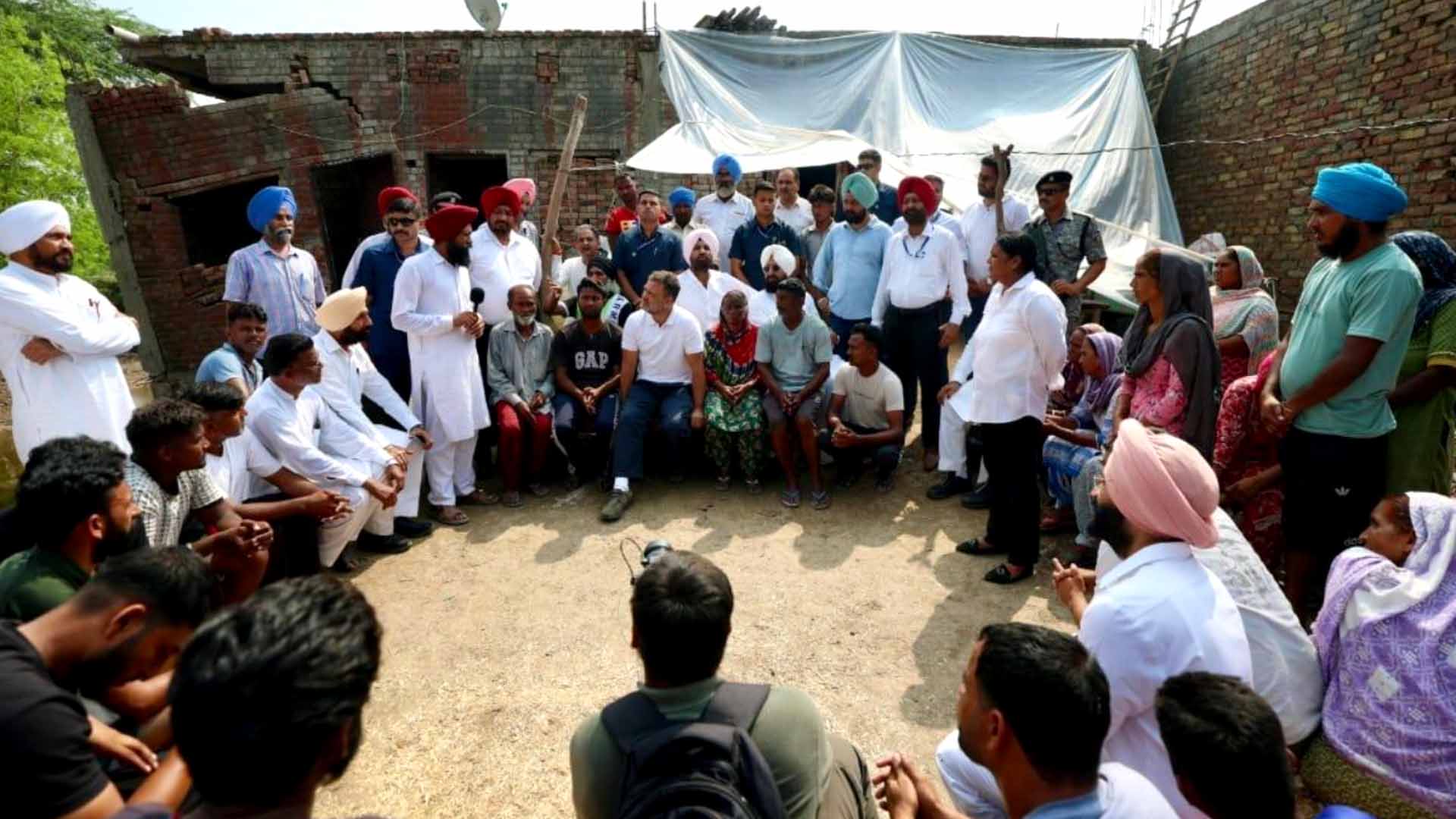 Punjab: बाढ़ पीड़ितों से मिले राहुल गांधी,राज्यमंत्री बिट्टू ने कसा तंज,’जब पंजाब डूब रहा था तो छुट्टियां मना रहे थे’