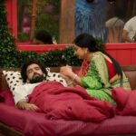 Bigg Boss 19: तान्या-अमाल में बढ़ी नज़दीकियां, क्या घर में हो रही है नए प्यार की शुरुआत? सोशल मीडिया पर बवाल!