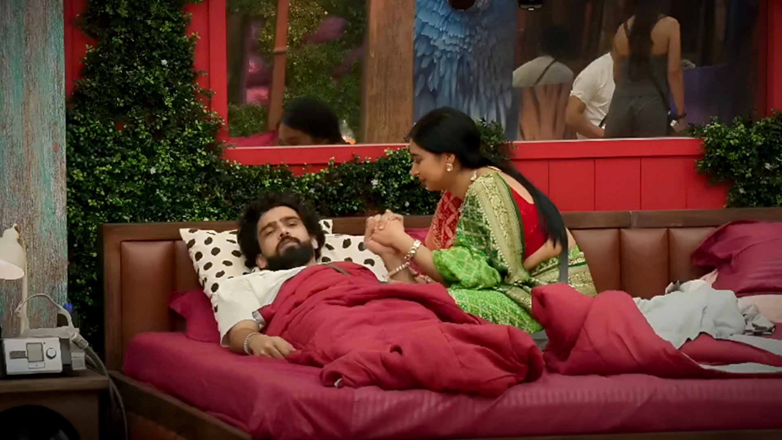 Bigg Boss 19: तान्या-अमाल में बढ़ी नज़दीकियां, क्या घर में हो रही है नए प्यार की शुरुआत? सोशल मीडिया पर बवाल!