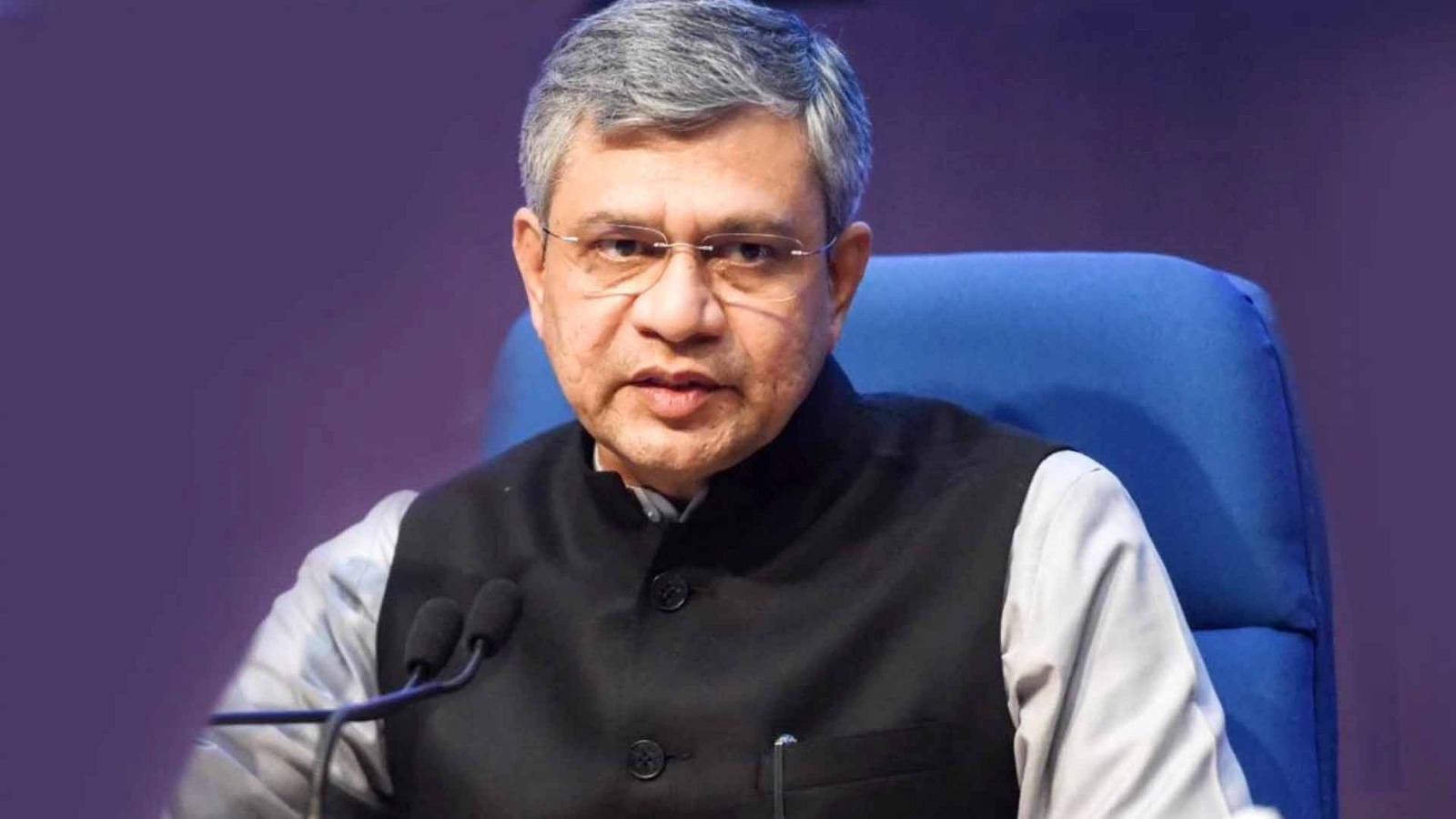 केंद्रीय मंत्री अश्विनी वैष्णव का आत्मनिर्भरता की ओर एक कदम! Microsoft-Google छोड़ यूज करने लगे Zoho, जानें इसकी खासियत…