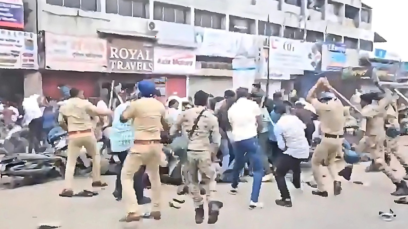 यूपी के बाद अब इस राज्य में ‘आई लव मोहम्मद’ रंगोली पर बवाल, पुलिस ने चलायी लाठियां, 30 लोग गिरफ्तार