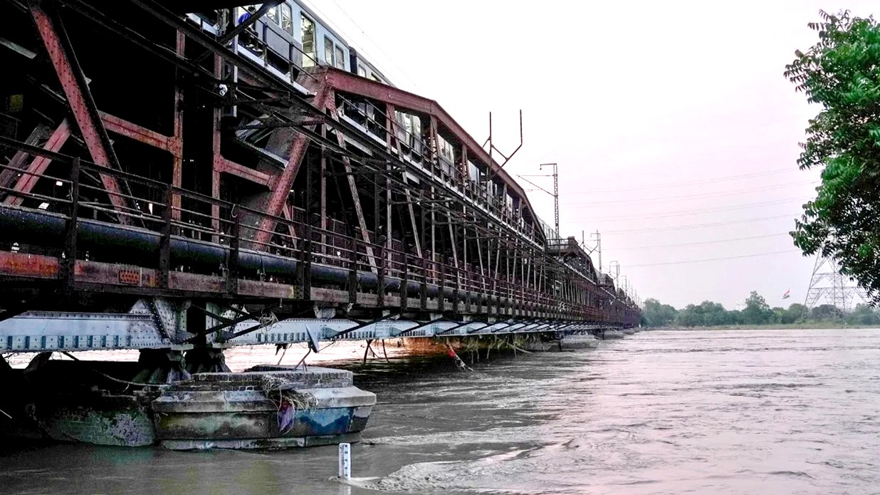 yamuna river flood delhi water level rises relief operations