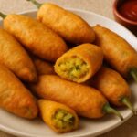 सुबह का नाश्ता हो या शाम की चाय, आलू भरा मिर्च पकौड़ा का स्वाद कभी भूल नहीं पाएँगे।