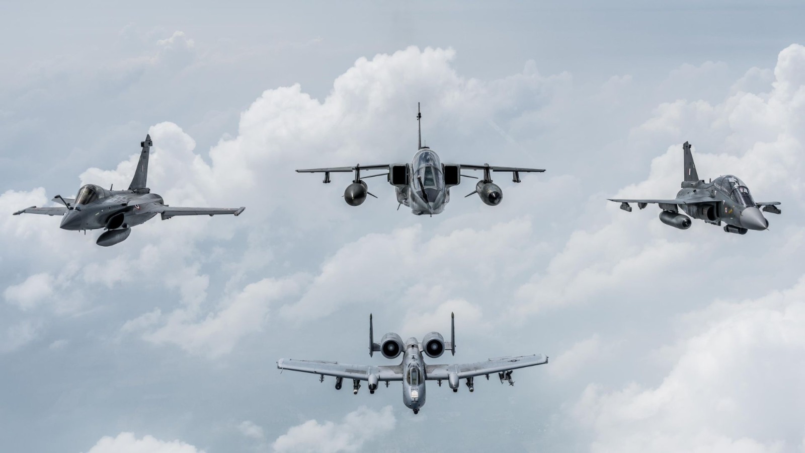 IAF : दुश्मन देश के घर में हो घुसकर मारना या फिर करनी हो सर्जिकल स्ट्राइक, इंडियन एयरफोर्स ने हर जगह दिखाई है अपनी ताकत