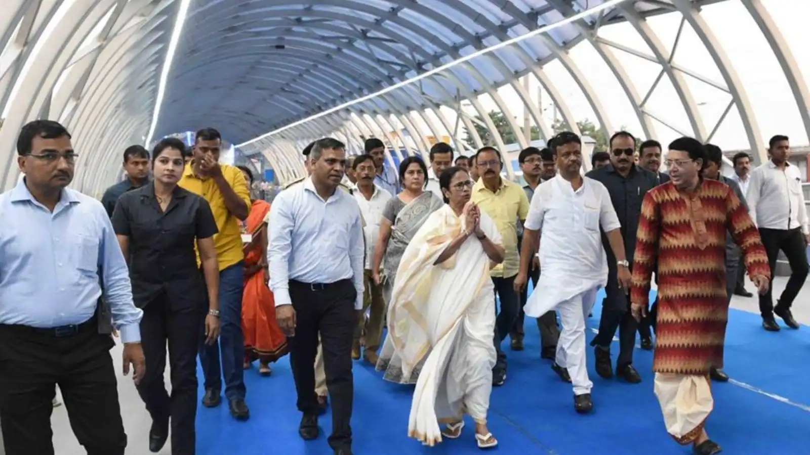 चुनाव आयोग के बड़े ऐलान से ठीक पहले ममता बनर्जी का बड़ा एक्शन, बंगाल में क्यों बदल दिए गए इतने सारे डीएम