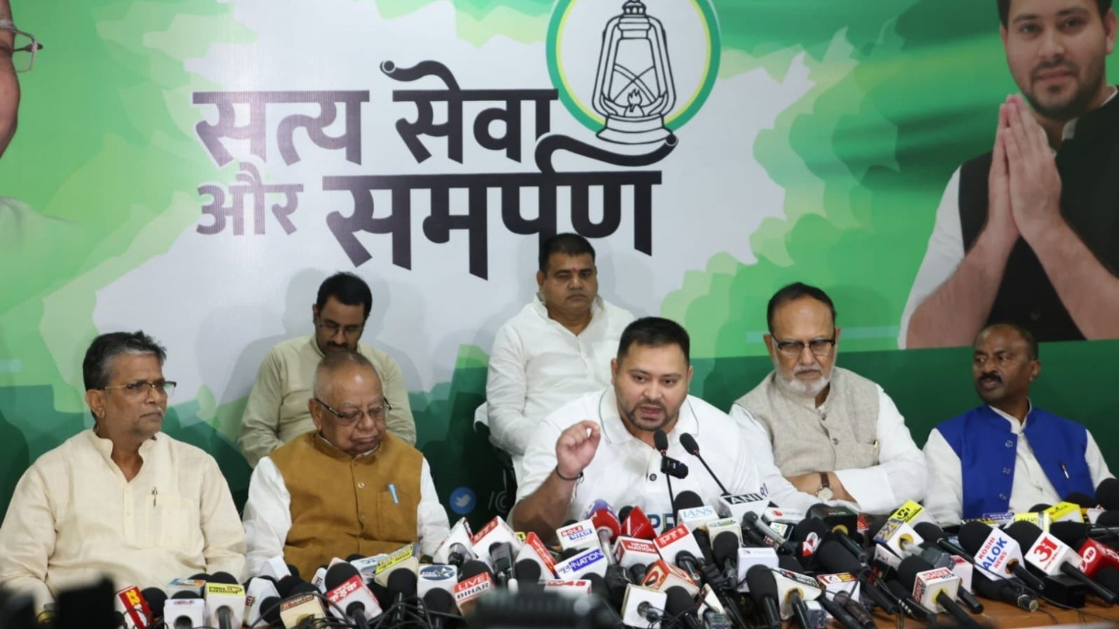 तेजस्वी यादव ने किया बड़ा ऐलान, जीविका समूह के दीदियों को मिलेगी 30 हजार वेतन वाली पक्की नौकरी और बीमा का लाभ