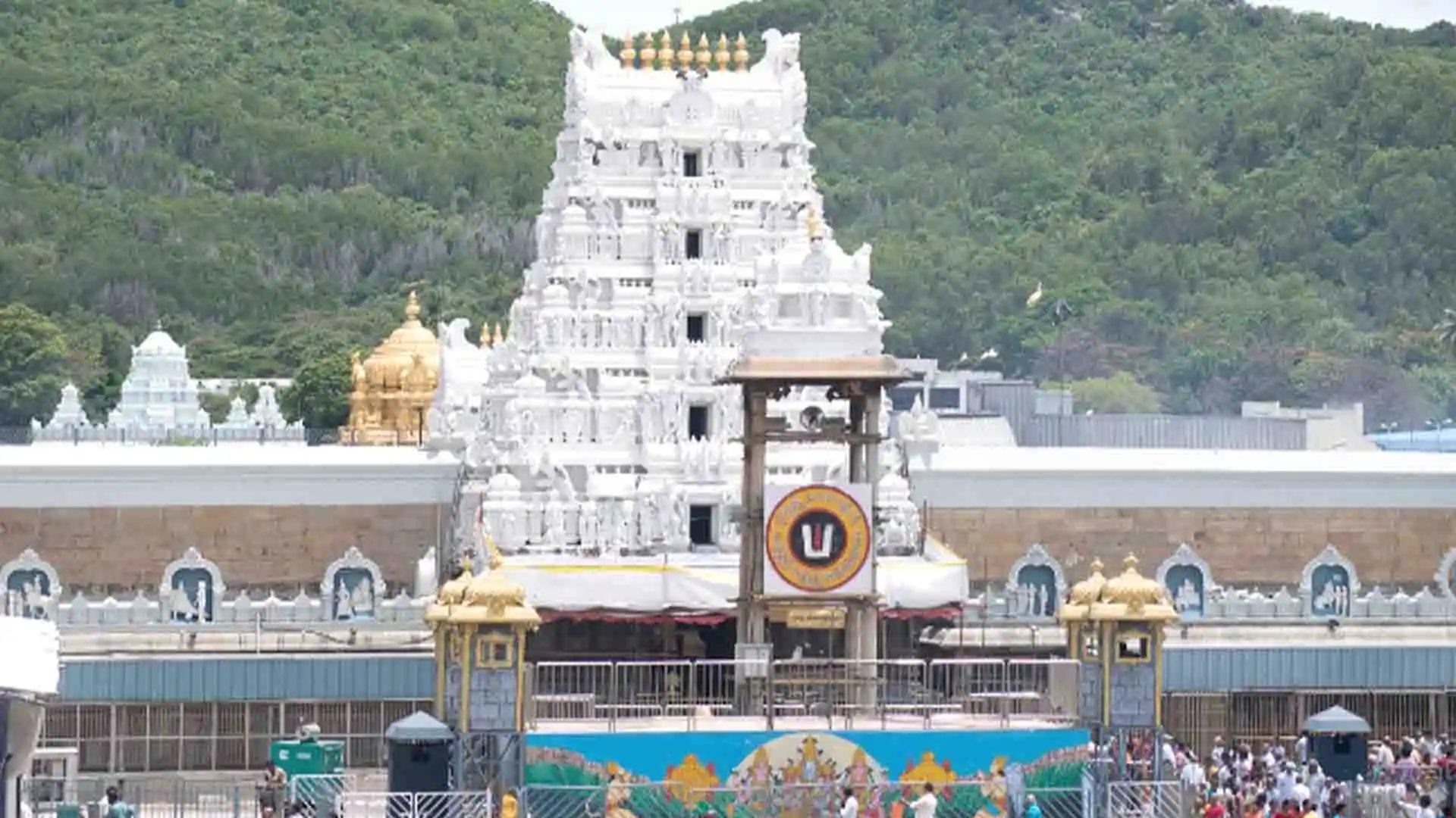 आंध्र प्रदेश के वेंकटेश्वर मंदिर में मचा भगदड़, भरी भीड़ के कारण 9 श्रद्धालुओं की हुई मौत..मुख्यमंत्री ने जताया दुःख