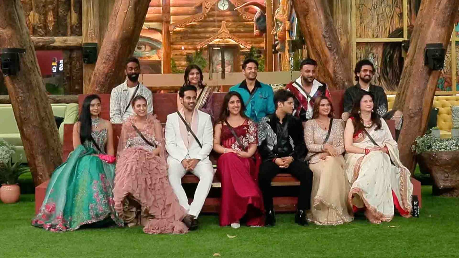 Bigg Boss 19 Weekend Ka Vaar: नेहा-टोनी कक्कड़, शहनाज गिल और एकता कपूर ने मचाया धमाल, मेडिकल कारणों से प्रणीत मोरे घर से बाहर