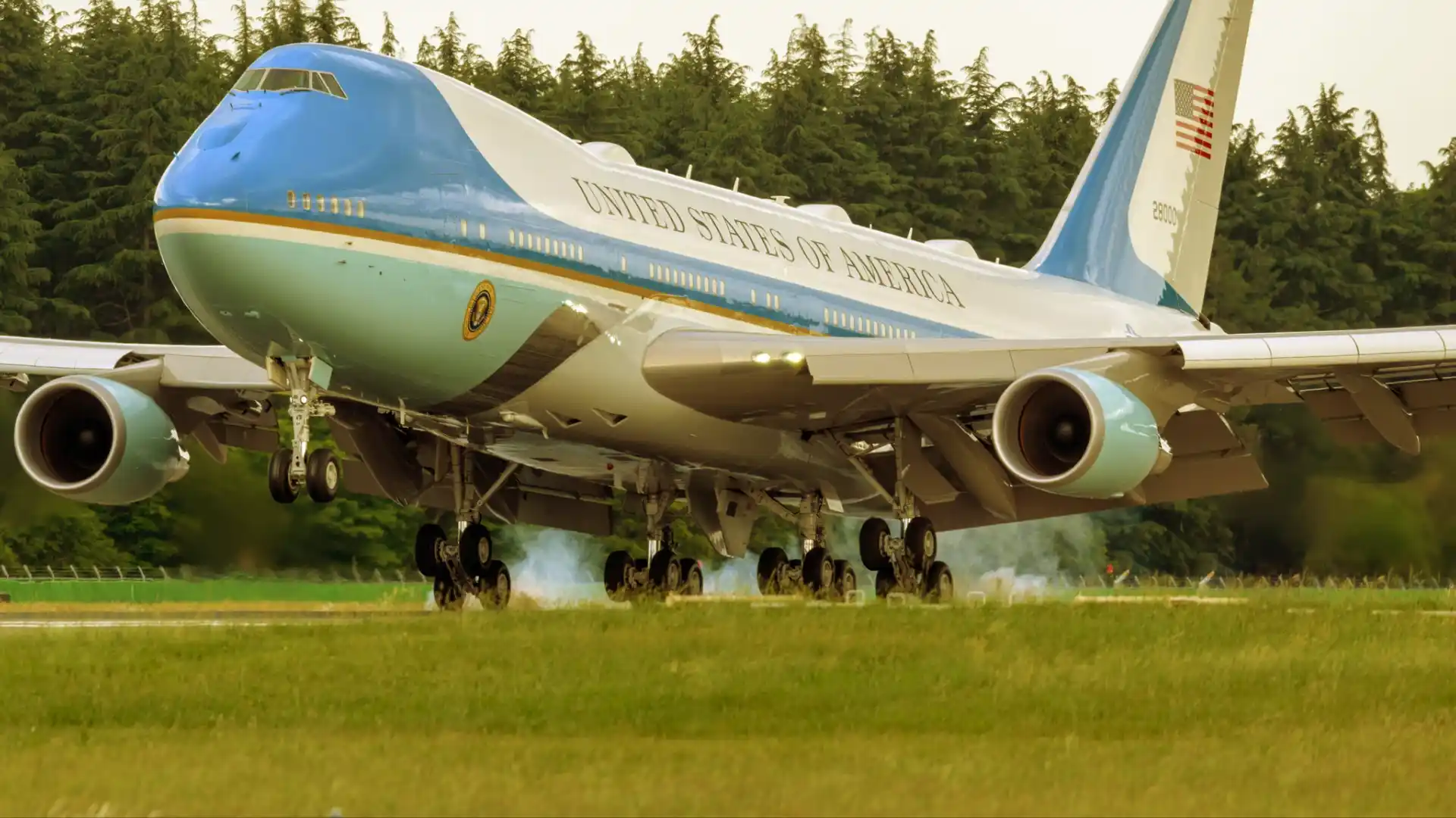 plane flying for hundreds of hours without landing inside is a whole new world