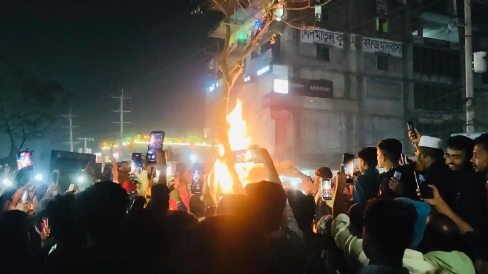 बांग्लादेश में हिंदू युवक की निर्मम हत्या, दीपू को पीटकर मारा फिर लाश को पेड़ पर लटकाकर लगाई आग