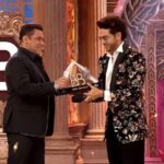 Bigg Boss 19 Winner: गौरव खन्ना के सिर पर सजा बिग बॉस का ताज, रनर-अप रहीं फरहाना भट्ट