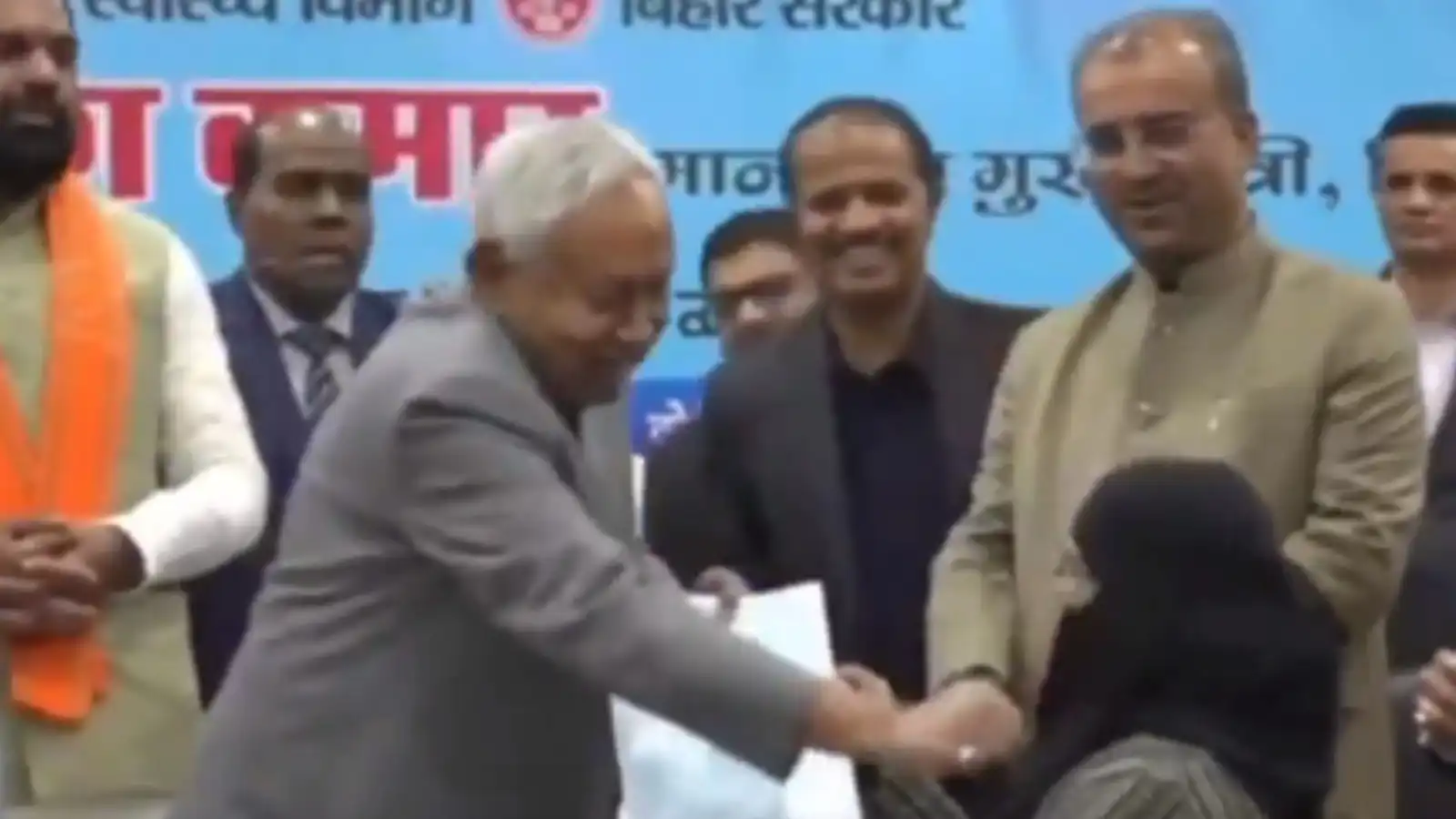 सीएम नीतीश कुमार का मुस्लिम महिला के चेहरे से हिजाब हटाने का वीडियो वायरल, AIMIM ने दी तीखी प्रतिक्रिया