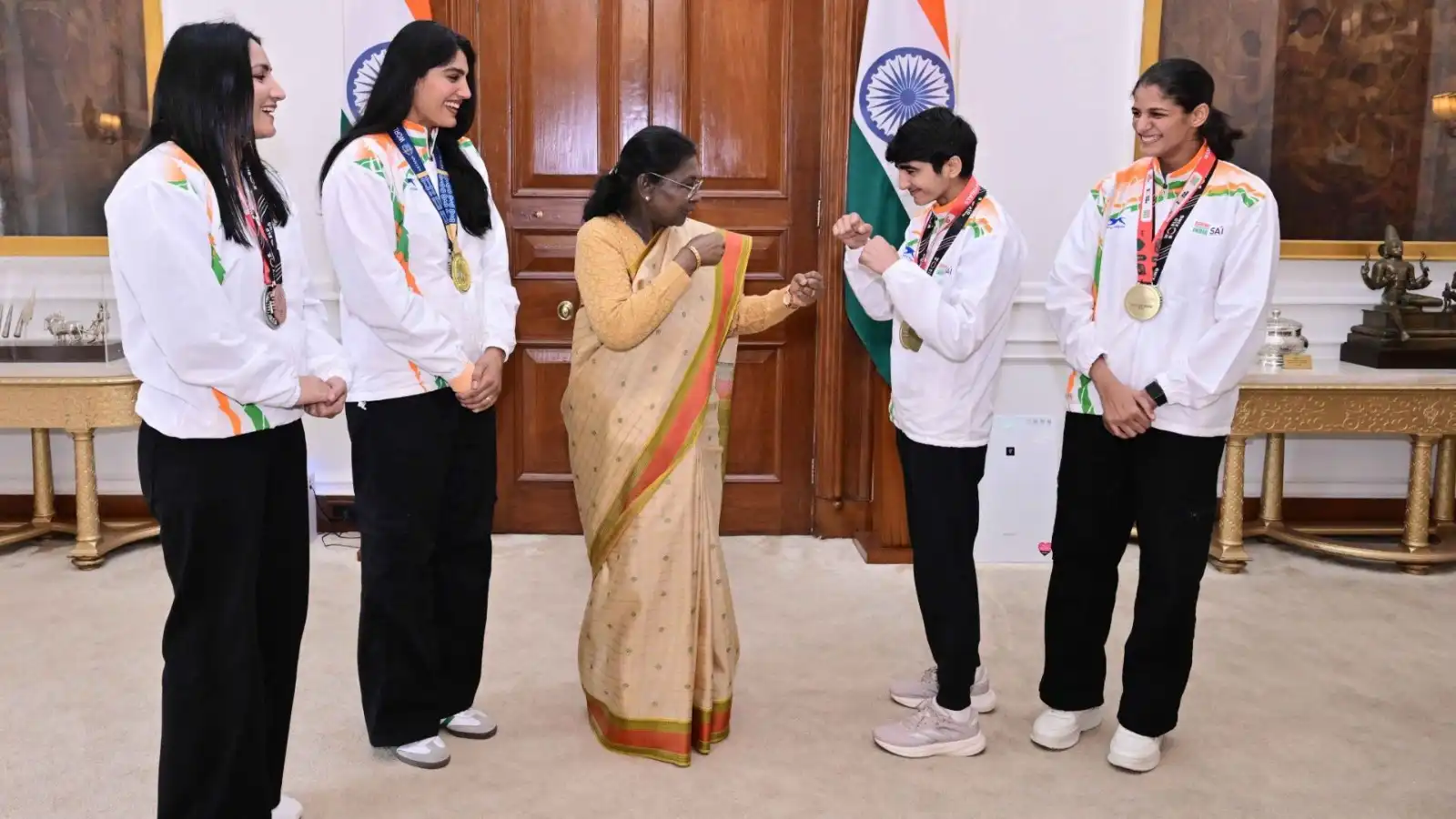 president droupadi murmu meets world boxing champions honors them at rashtrapati bhavan
