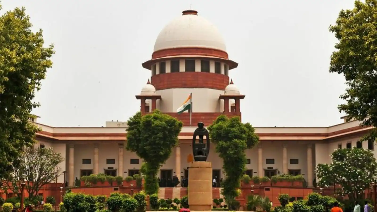 तीन महीने के अंदर हर स्कूल में फ्री सैनेटरी पैड और लड़के-लड़कियों का अलग टॉयलेट हों, सुप्रीम कोर्ट का अहम फैसला
