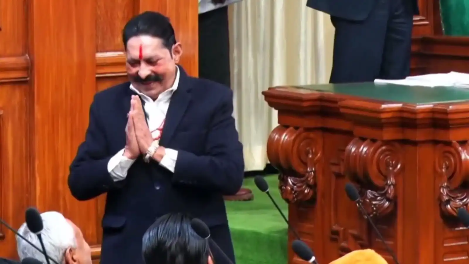 CM नीतीश के पैर छूकर मोकामा के विधायक अनंत सिंह ने ली शपथ, देखें Video