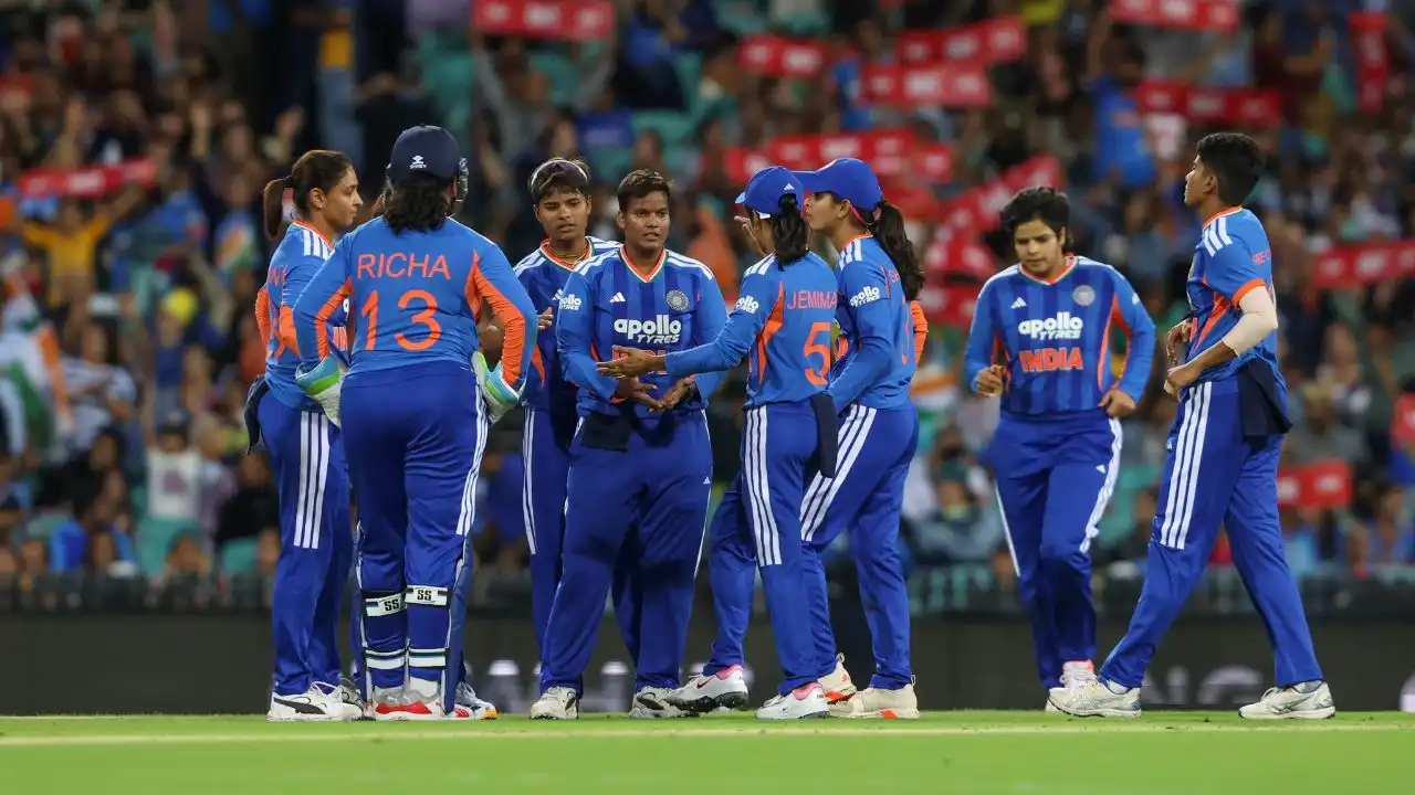 AUS W vs IND W: बारिश के बीच भारत की दमदार जीत, अरुंधति रेड्डी की घातक गेंदबाज़ी से ऑस्ट्रेलिया 18 ओवर में ही All Out