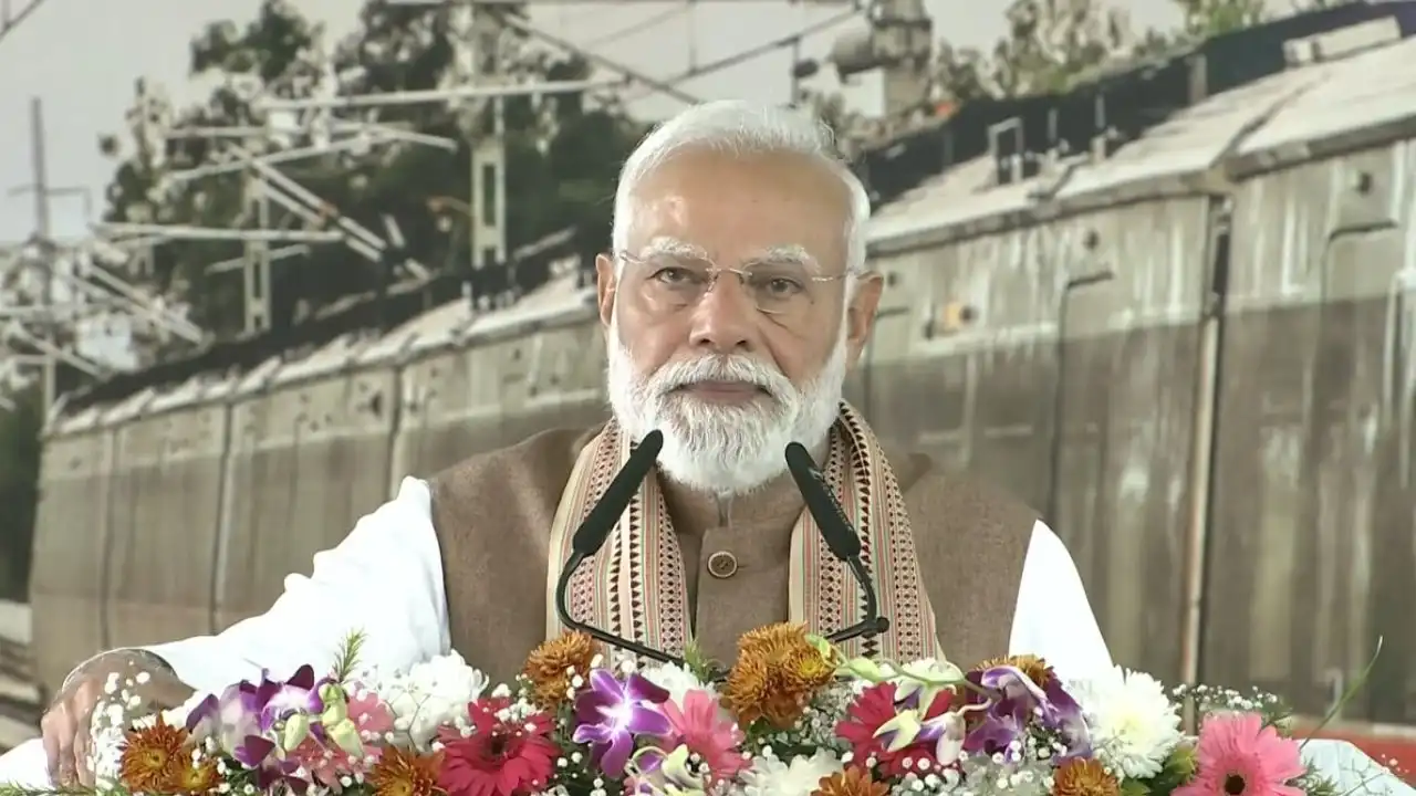 PM मोदी ने दिखाई ‘नमो भारत’ ट्रेन को हरी झंडी, अब सिर्फ 55 मिनट में दिल्ली से मेरठ पहुंचेंगे यात्री