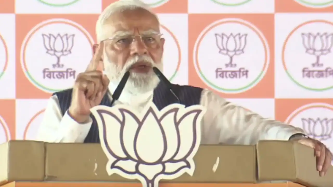 ‘टीएमसी का दिया बुझने से पहले फड़फड़ा रहा है’, दमदम में पीएम मोदी ने ममता बनर्जी पर कसा तंज