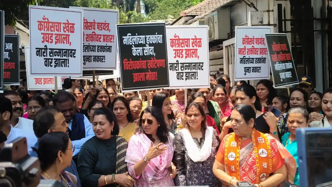‘नारी शक्ति वंदन अधिनियम’ के पास न होने पर सियासी संग्राम तेज, शिवसैनिकों ने किया कांग्रेस के खिलाफ उग्र प्रदर्शन