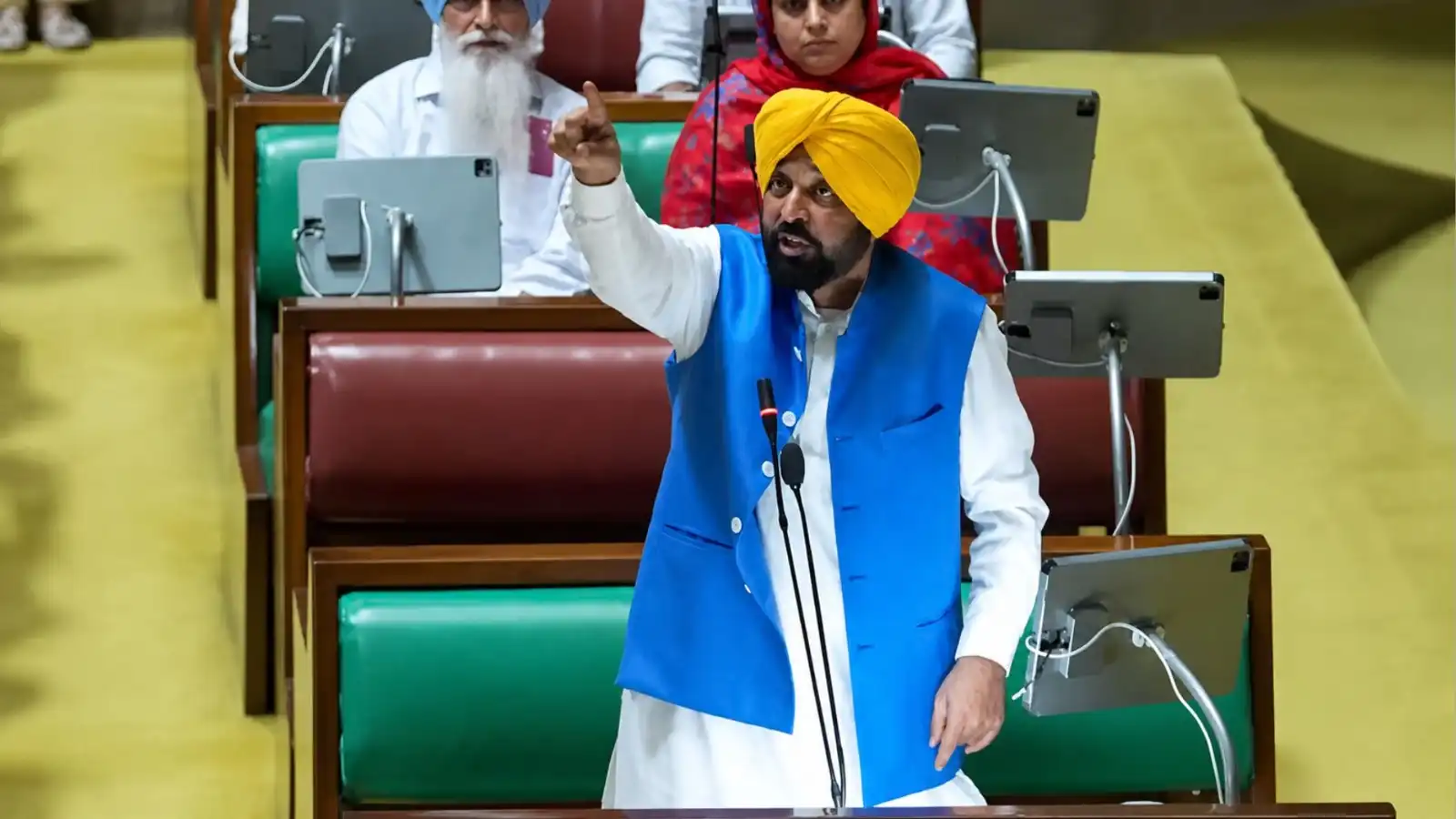 पंजाब विधानसभा में कांग्रेस और AAP के बीच हुआ जमकर हंगामा, कांग्रेस ने CM भगवंत मान पर शराब पीकर सभा में आने का लगाया आरोप