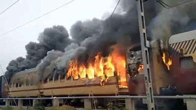 सासाराम से पटना जा रही फास्ट पैसेंजर ट्रेन में लगा भीषण आग, धुएं और लपटों के बीच जान बचाकर भागे यात्री