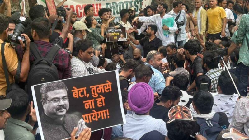 दिल्ली में ‘कॉकरोच जनता पार्टी’ का प्रदर्शन हुआ शुरु, शाम 5 बजे तक प्रोटेस्ट करने की पुलिस ने दी परमिशन