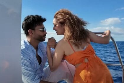 अंकिता लोखंडे पति विक्की जैन के साथ यॉट पर छुट्टियाँ मनाते हुए (फोटो साभार: अंकिता लोखंडे यूट्यूब चैनल)