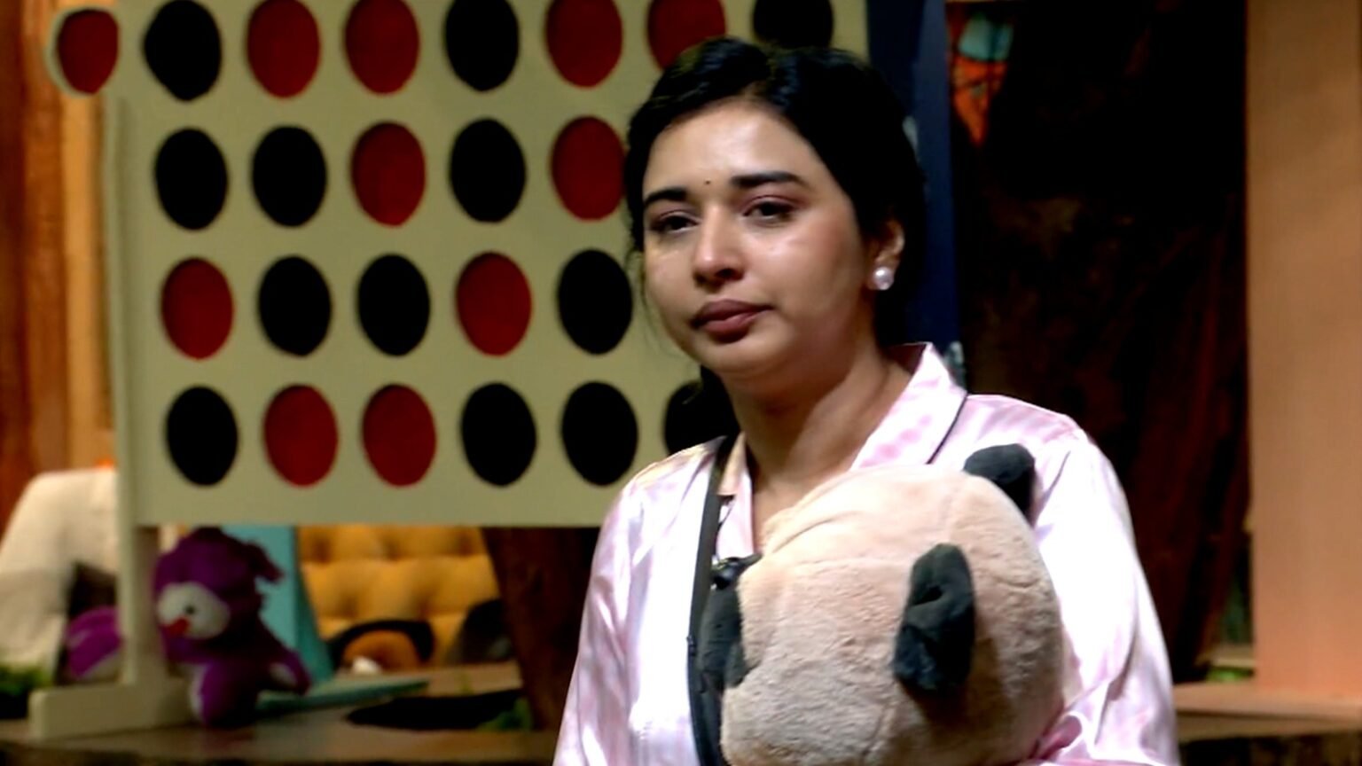 emotional war of drama queen in big boss burning sensation in hands due to washing utensils