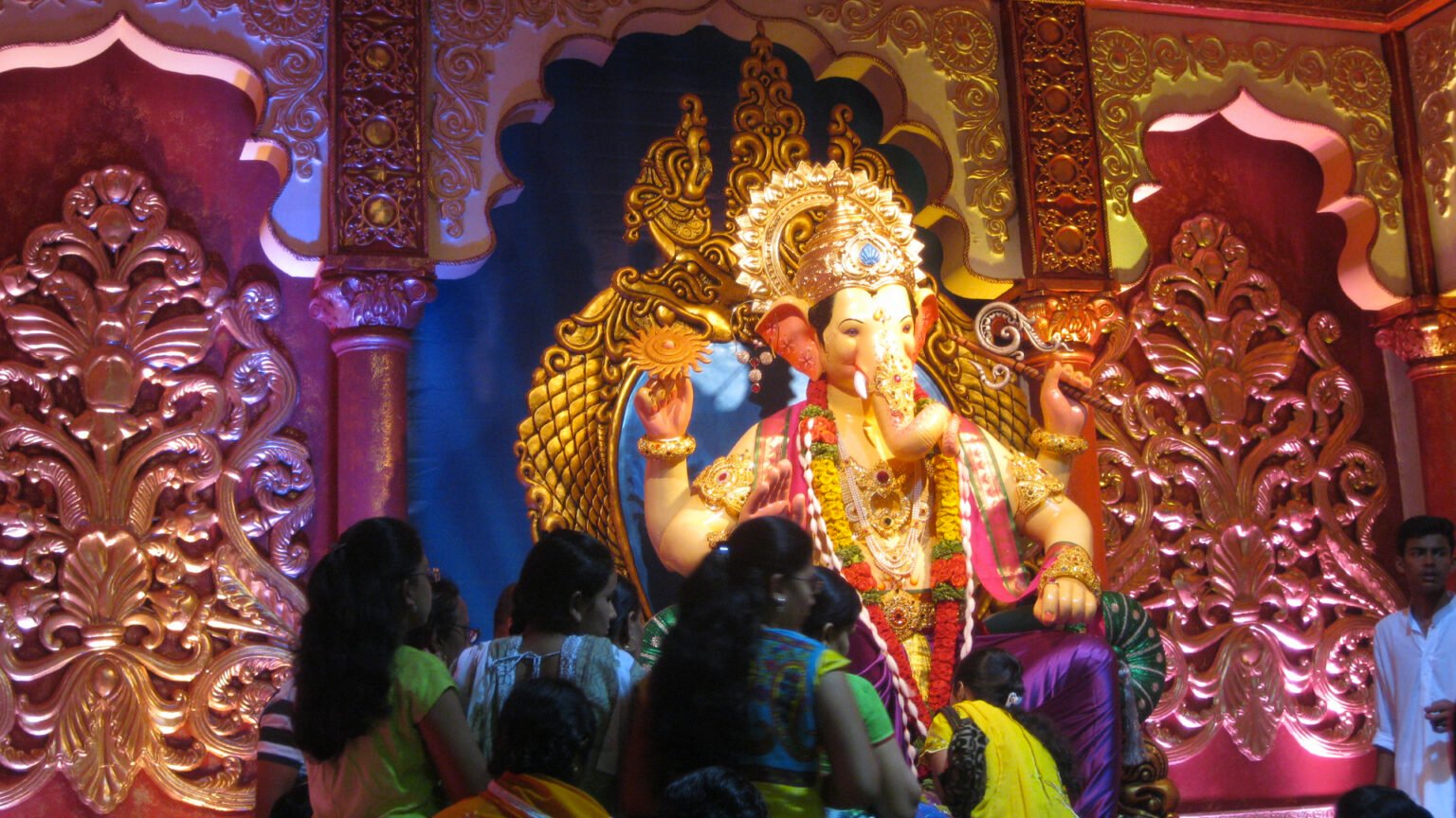 ganeshotsav 2025 lalbaugcha raja warns fake vip pass