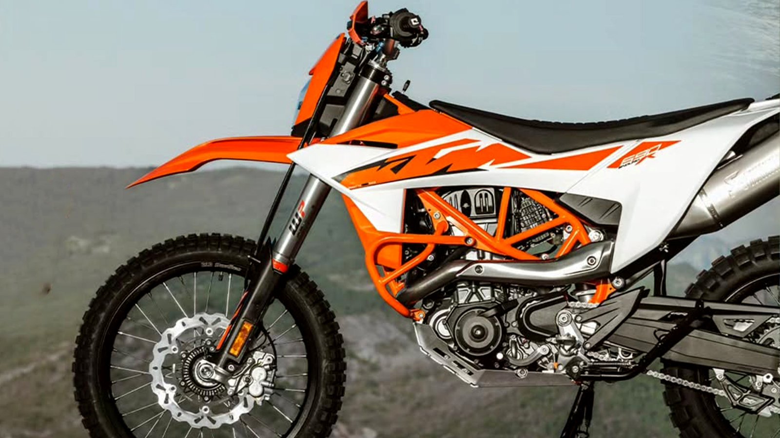 ktm introduced the new 690 enduro r and 690 smc r powerful engine modern features and attractive looks won hearts