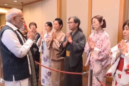 pm modi reached japan he was welcomed with gayatri mantra
