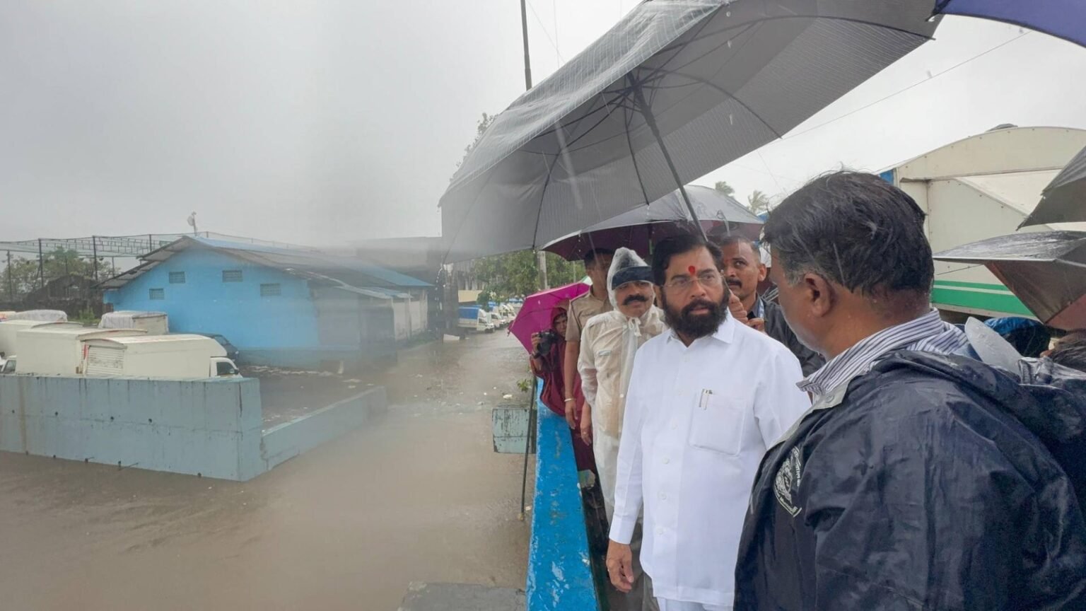 rain has made people miserable in mumbai thane deputy chief minister shinde took stock administration issued alert