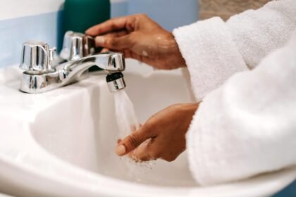 tap water eye safety acanthamoeba infection symptoms prevention