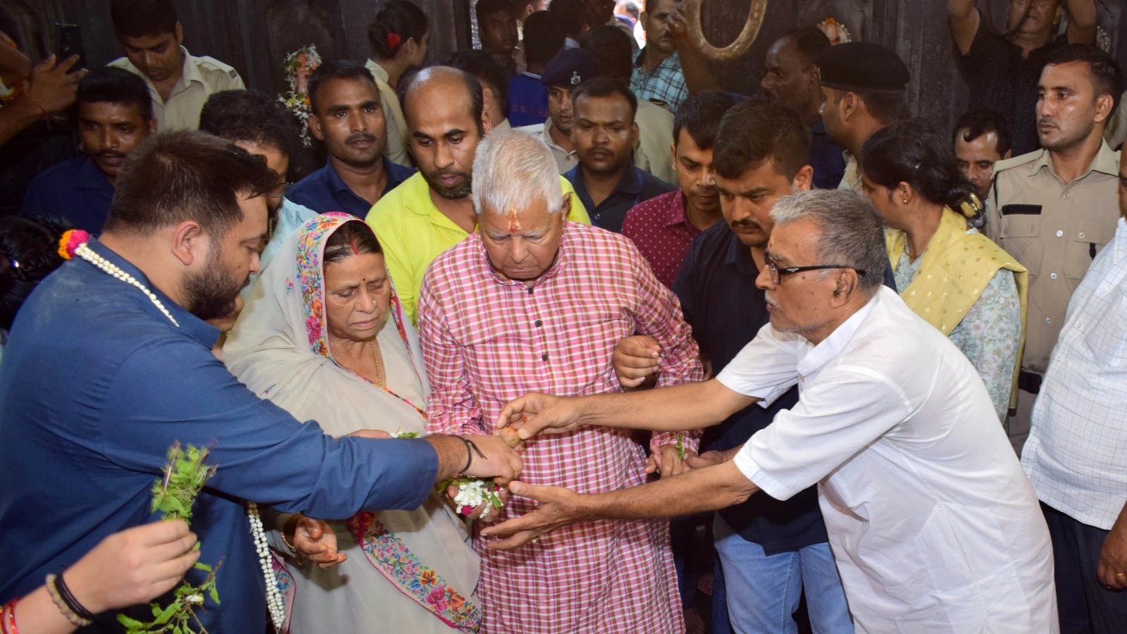 RJD supremo Lalu Prasad reached Gaya with his family and performed Pind Daan