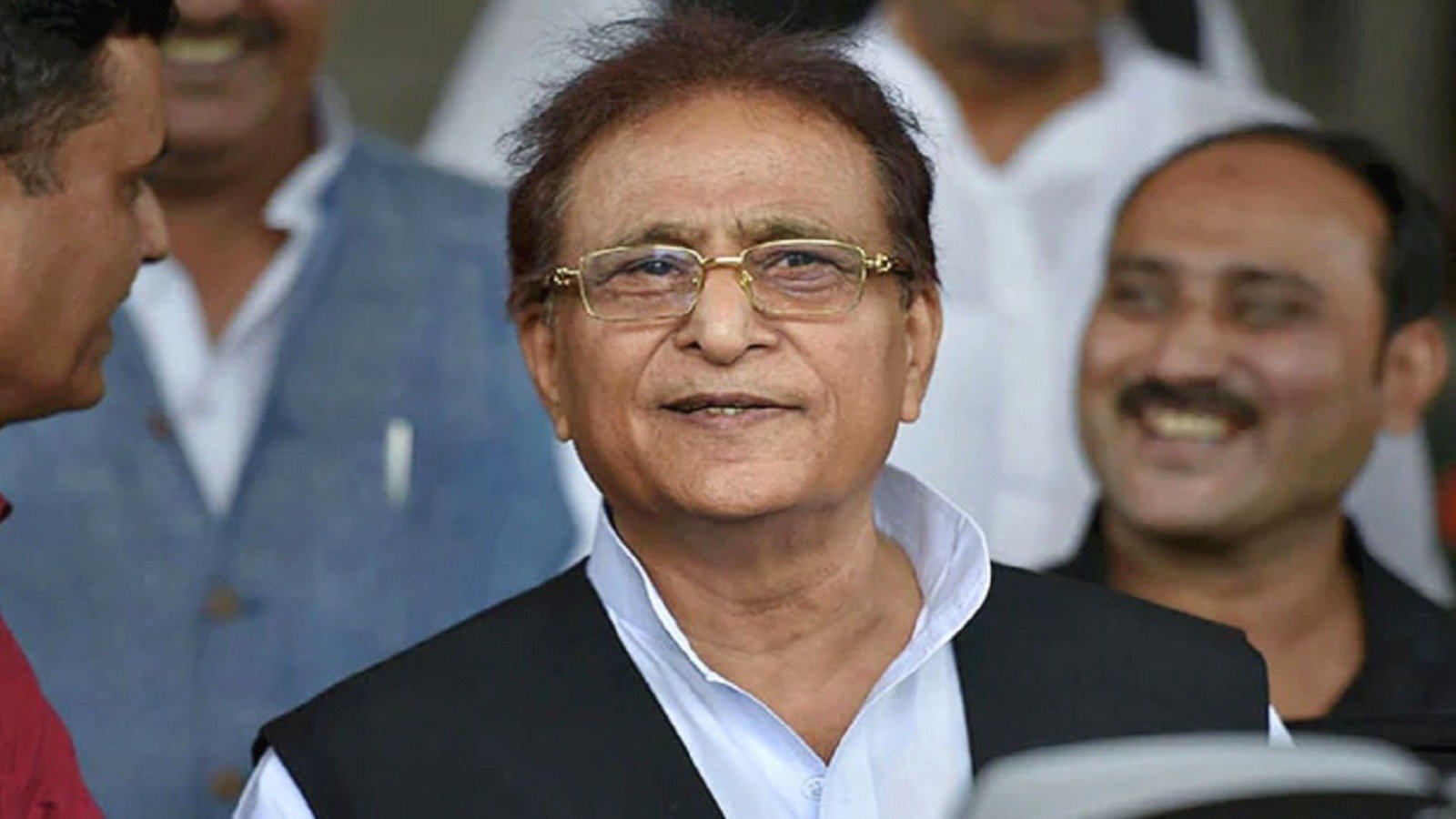 a convoy of 25 vehicles went to retrieve azam khan from jail all were fined for parking in a no parking zone