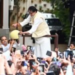 amitabh bachchans unique navratri gift distributes dandiya sticks and helmets to fans video goes viral