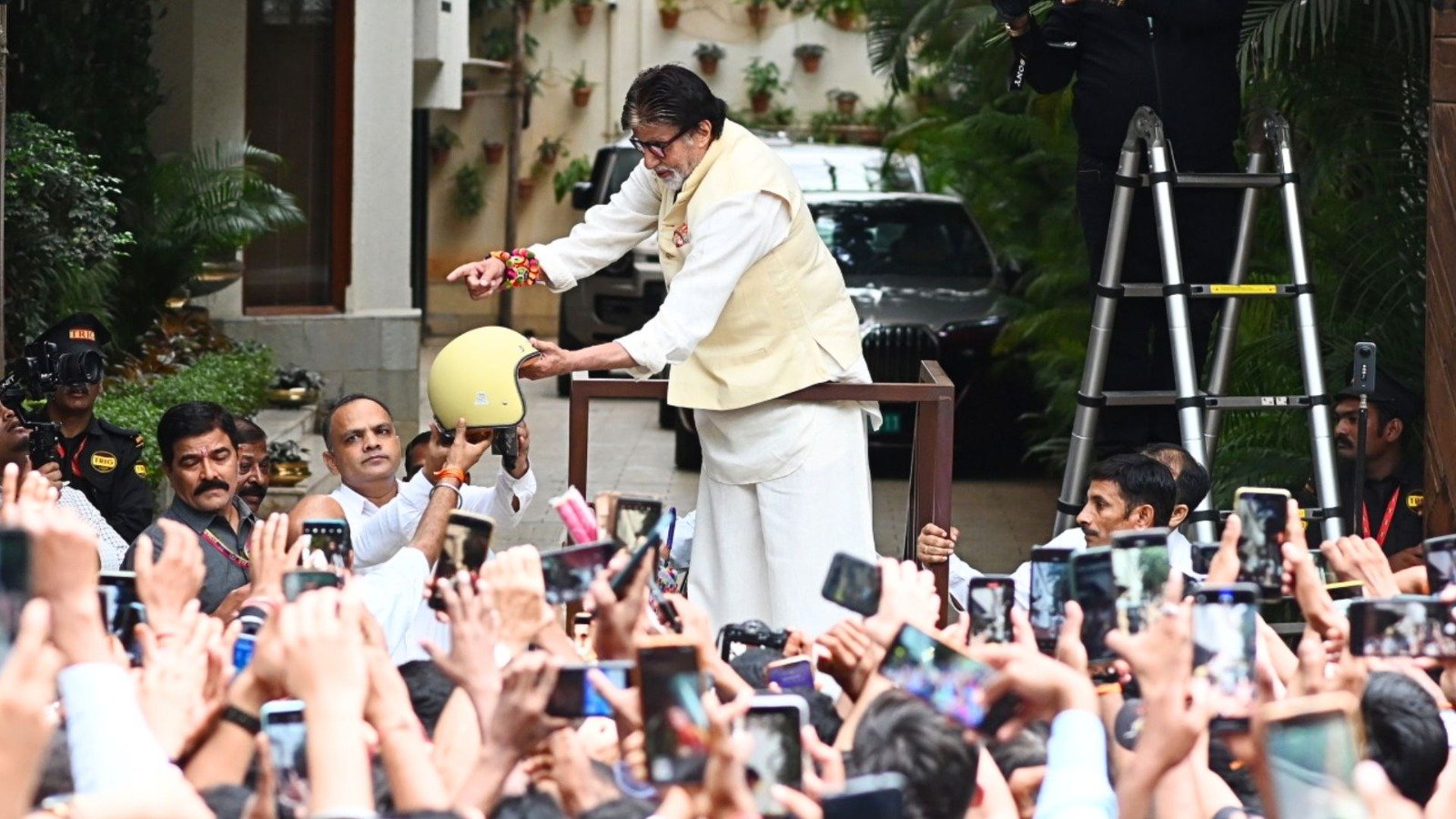 amitabh bachchans unique navratri gift distributes dandiya sticks and helmets to fans video goes viral